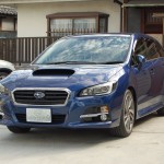 電話により、ご予約いただきましたスバル レヴォーグが入庫しました。
オーディオを良くしたいとのご要望でスピーカーを交換します。
当初ソニックプラス スタンダードモデルの購入予定のようでしたが音を聴いてハイグレードモデルを付けることになりました。
取り付けたスピーカーはソニックプラス レヴォーグ用ハイグレードモデル SX-L01Mです。