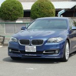 ディーゼル車ゆえ、低速トルクがあってとても走りやすいようです。
フロントスポイラーとリアトランクに貼られているALPINAの文字が光ります。
