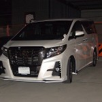 当店でも入庫することの多い、トヨタが誇る最高級ミニバンです。
今回、純正のオーディオに不満を感じるということで当店にご相談いただきました。

